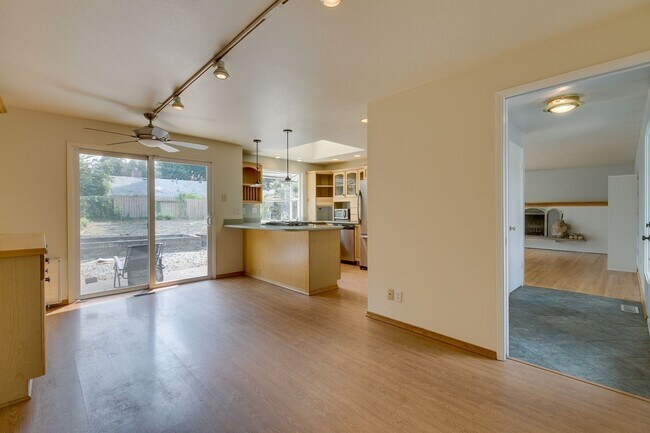 Building Photo - Charming Bellevue home in Woodridge neighb...
