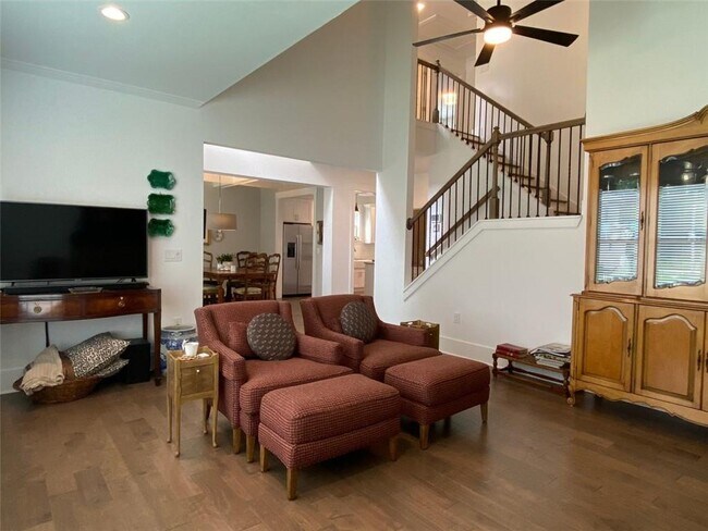 Building Photo - 352 Davis St