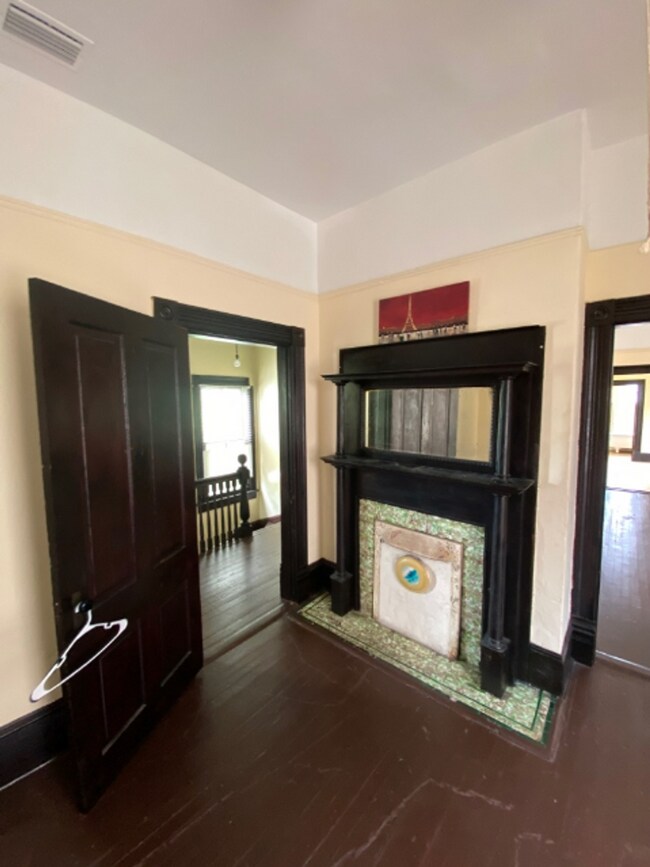 Building Photo - 2 Bed / 1 Bath Upstairs Unit Near Downtown...