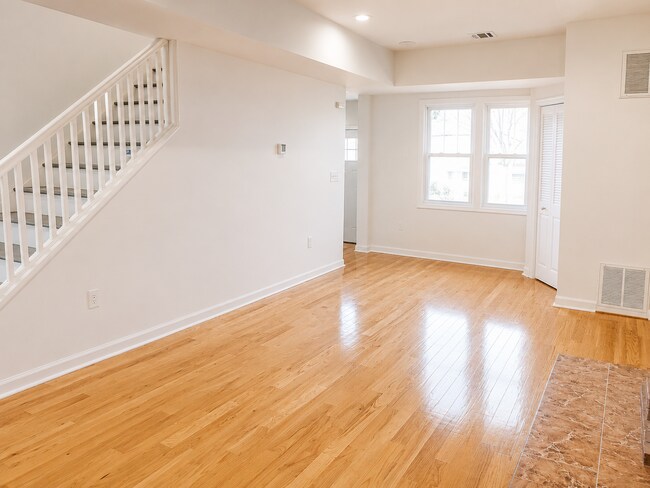 Building Photo - 135 Rosewood Ave