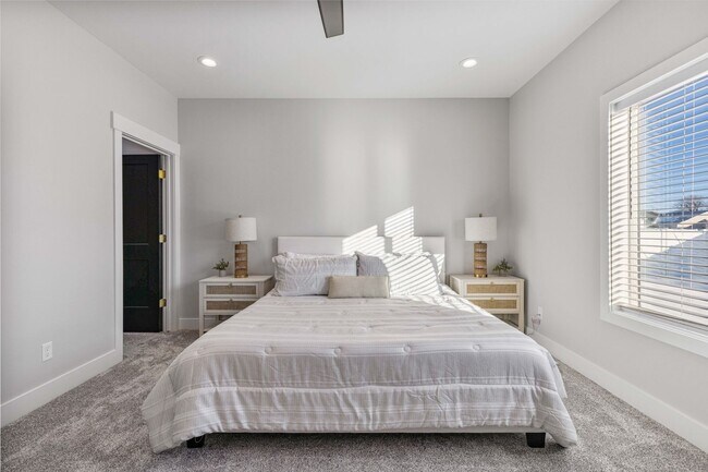 Foto del edificio - FURNISHED PROPERTY AND INCLUDES ALL UTILITIES