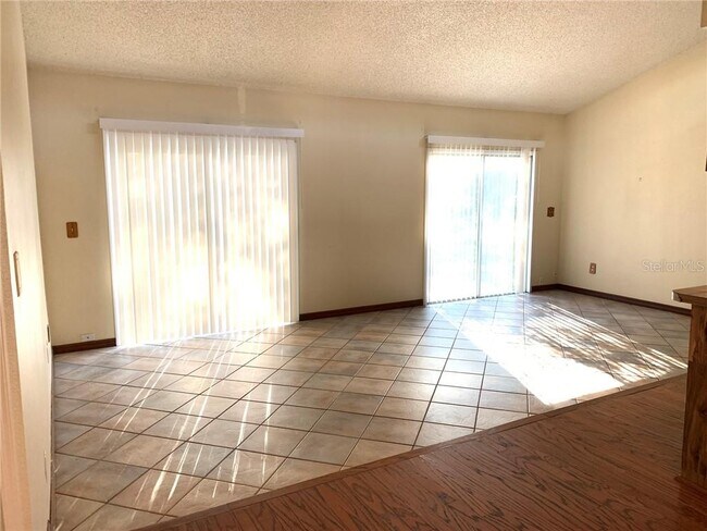 Foto del edificio - 303 Hidden Lake Dr