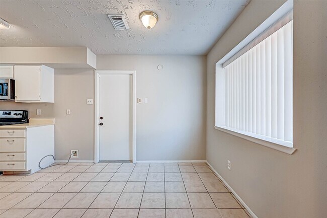 Building Photo - 24130 Silversmith Ln