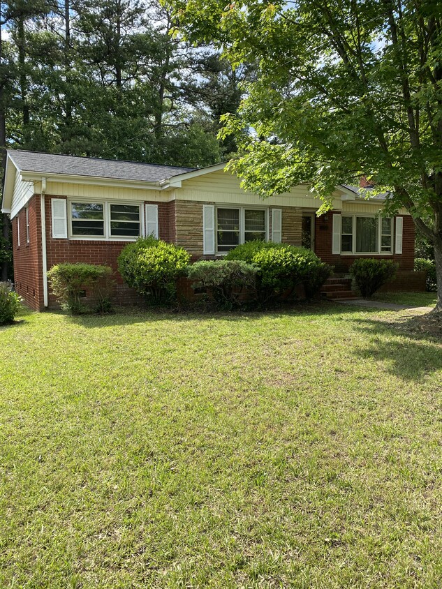 Primary Photo - 1700 Heil Pl