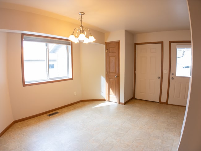 Building Photo - 2 Bedroom Apartment in Quiet Neighborhood!