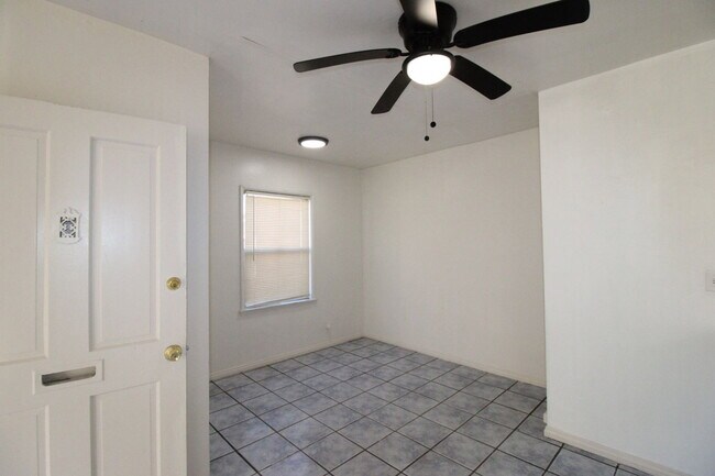 Foto del edificio - 2828 W Vernon Ave