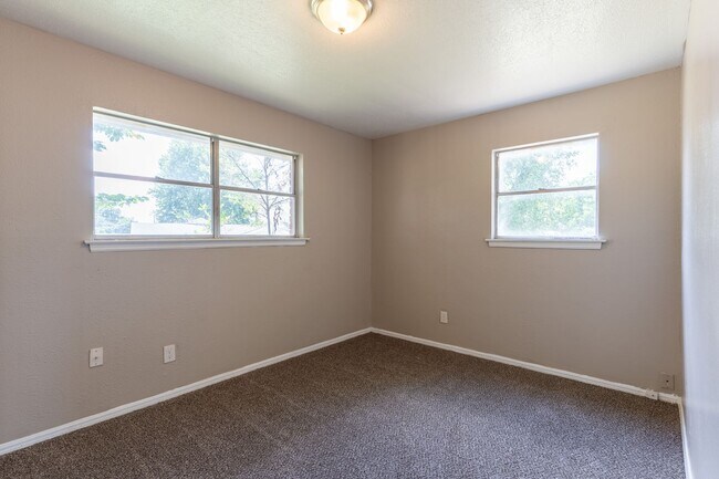 Foto del edificio - Spacious 5-Bedroom Home with Fenced Backya...