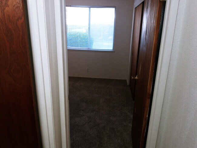 Building Photo - 8 Lorayne Ct