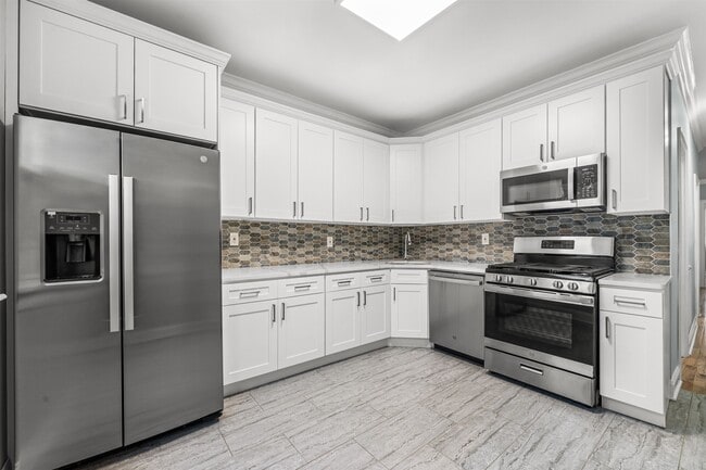 Building Photo - 71 W 54th St