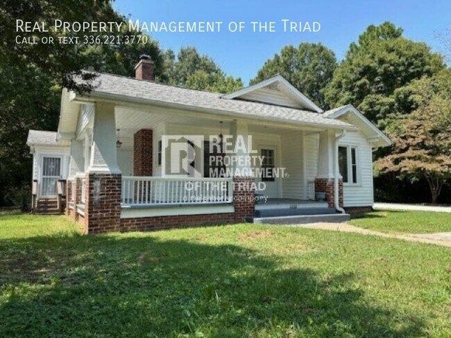 Foto del edificio - Adorable 2/1 home w/2 car detached garage