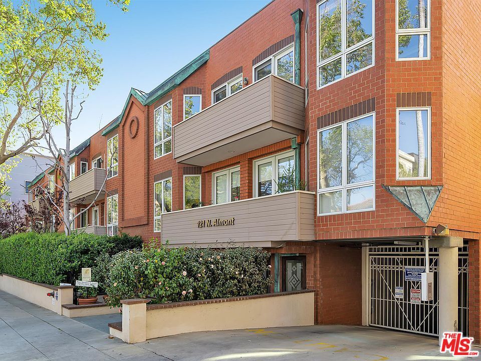 Foto principal - 121 N Almont Dr