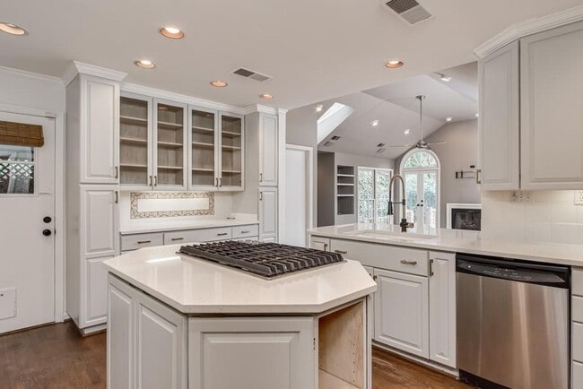 Building Photo - 4601 Club Cir NE