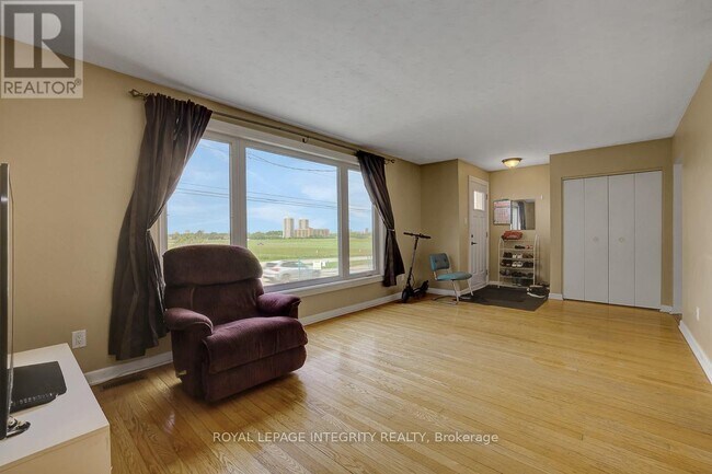 Photo du bâtiment - 892 Baseline Rd