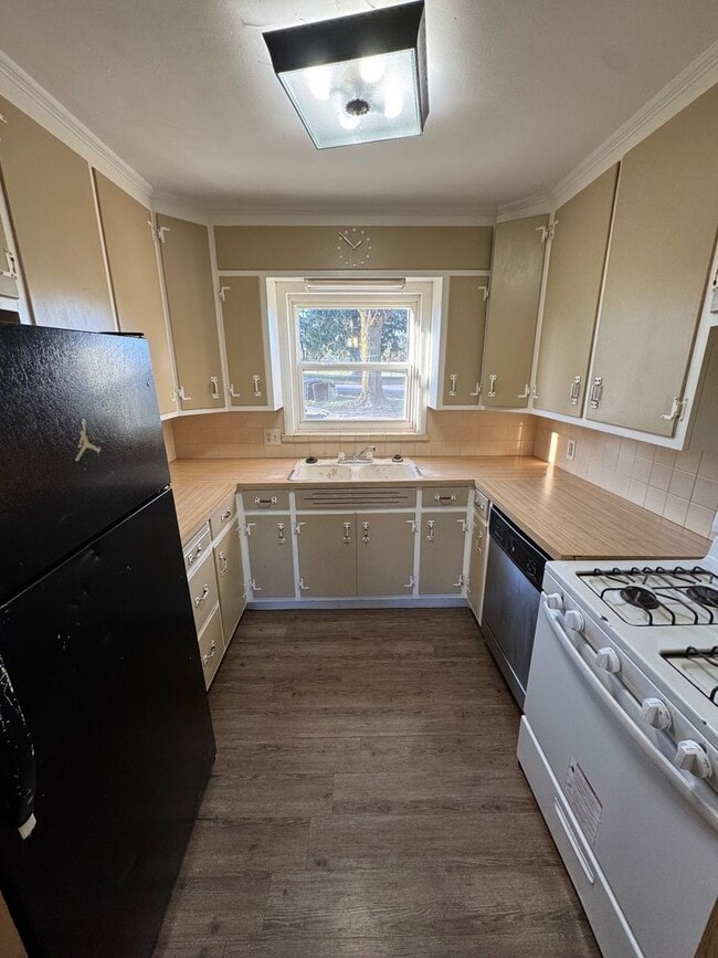 Building Photo - 4122 Hiawatha Blvd