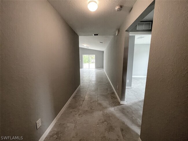Foto del edificio - 1200 NW 21st Pl