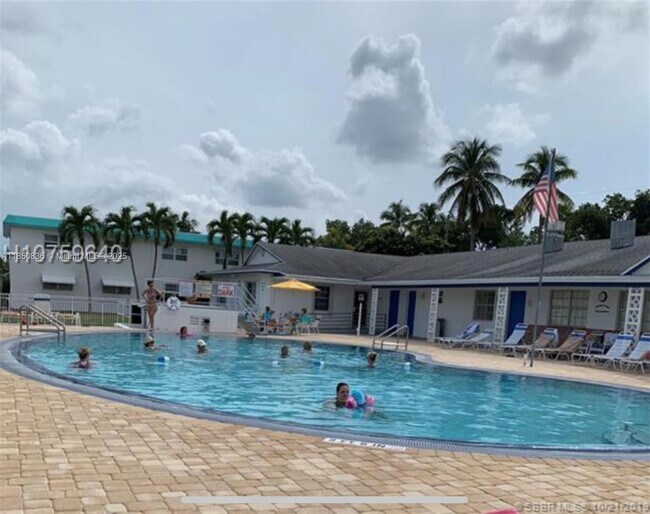 Foto del edificio - 1551 N 12th Ct
