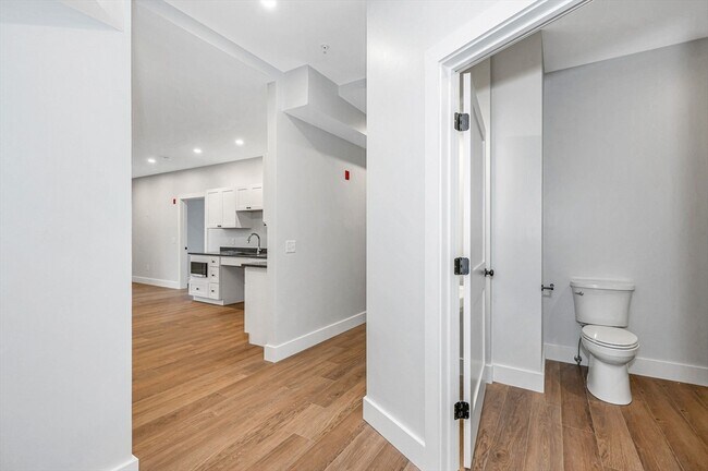 Foto del edificio - 241 W 6th St