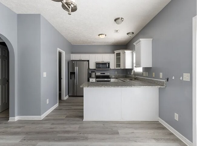 Foto del edificio - Renovated End-Unit Townhome with Spacious Primary Suite