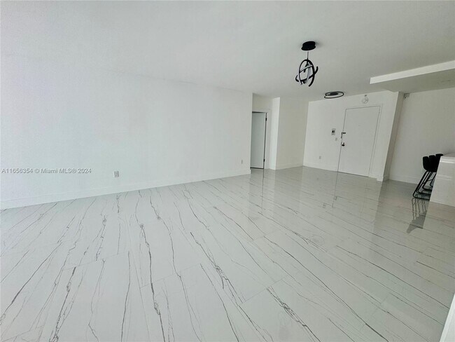 Foto del edificio - 9801 Collins Ave