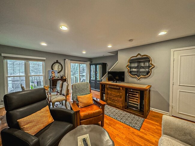 Building Photo - Light-filled and Spacious 3 Bed 2 Bath Tow...