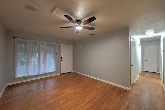 Foto del edificio - 2138 Lynbrook Ln