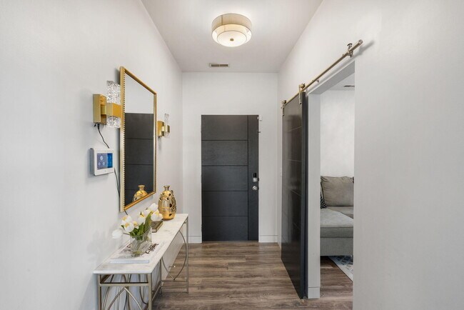 Foto del edificio - 3201 Crestwood Ln