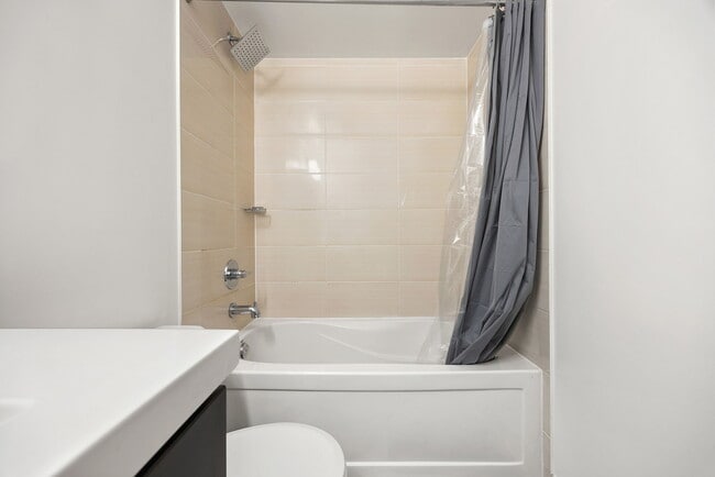 Photo du bâtiment - FULLY FURNISHED LUXURY CONDO IN HEART OF TORONTO