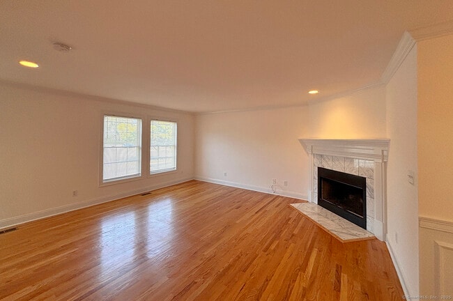 Building Photo - 939 Tunxis Hill Rd