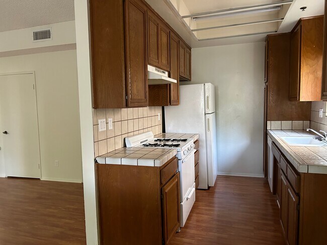 Foto del edificio - 1540 S Centinela Ave