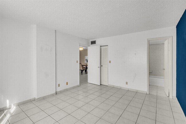 Building Photo - 110 Royal Park Dr