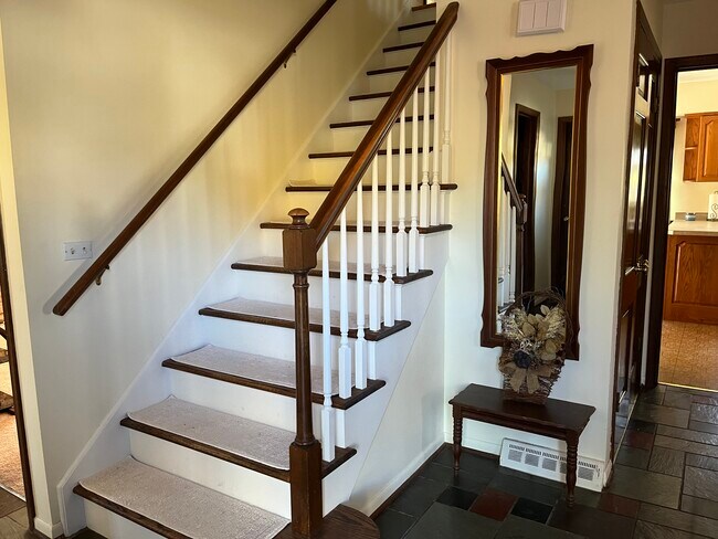 Building Photo - 525 E Carpenter Dr