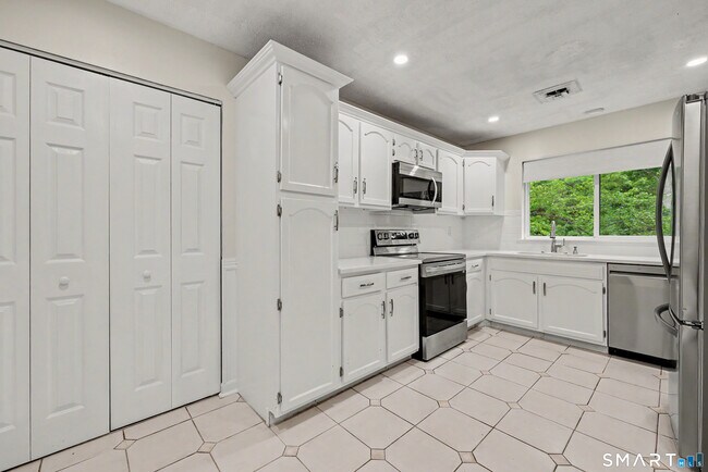 Building Photo - 172 Gillies Ln