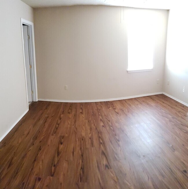 Foto del edificio - 5825 6th St