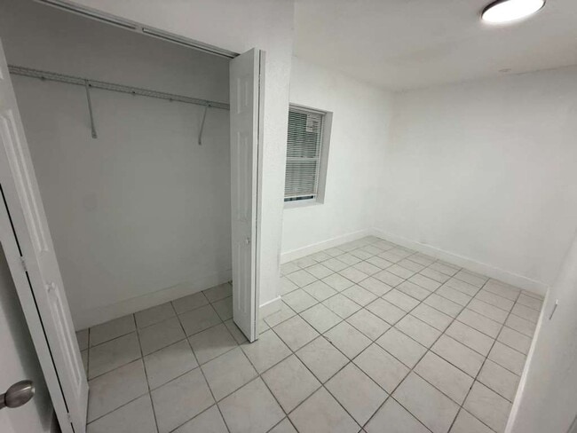 Building Photo - 3/2 Tampa Available NOW !!