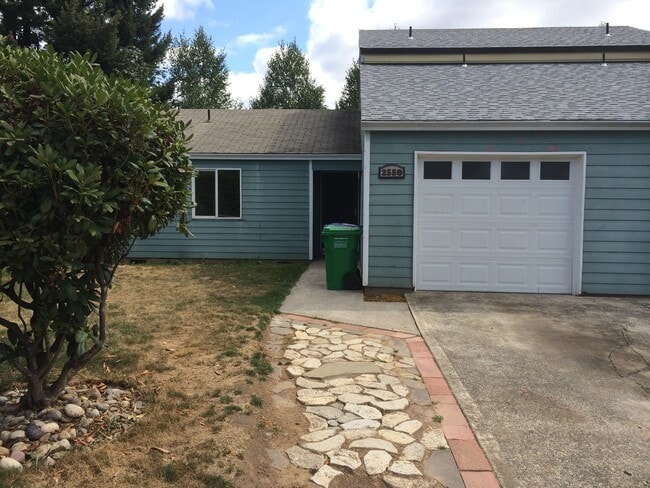 Photo - Great duplex in Gresham! rentalsc21.com Townhome