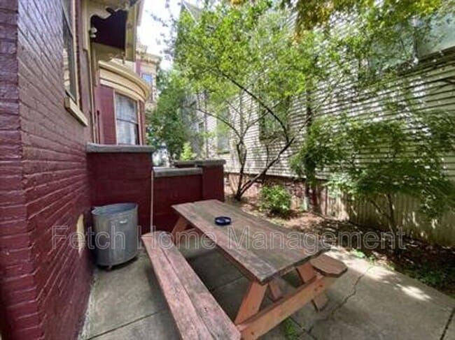 Building Photo - 911 E King St