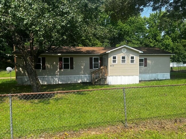 Building Photo - Spacious 4 Bedroom 3 Bathroom Home Located...