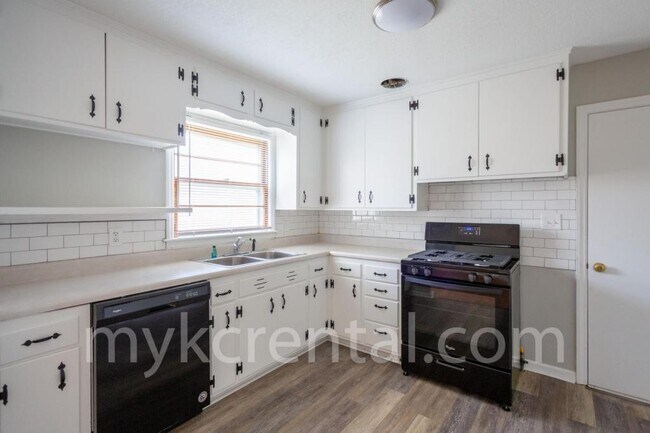 Building Photo - 6020 W 54th St