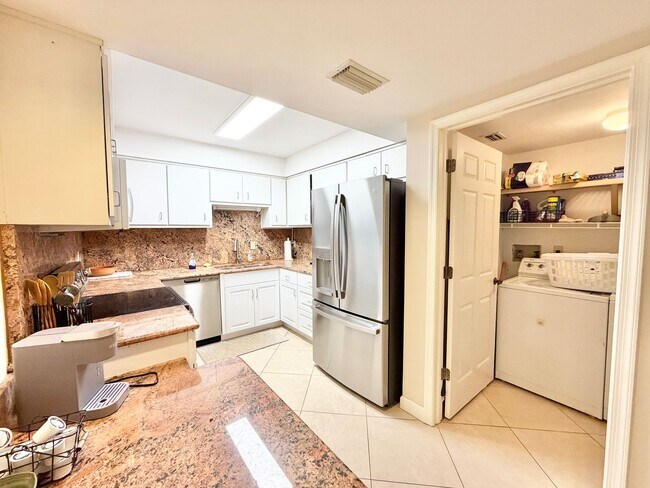 Foto del edificio - ** VANDERBILT VILLAS ** 3 BED / 2 BATH - 1ST FLOOR CONDO - NEAR THE BEACH! - ANNUAL RENTAL