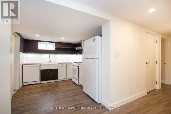 Building Photo - 54 Chadburn St