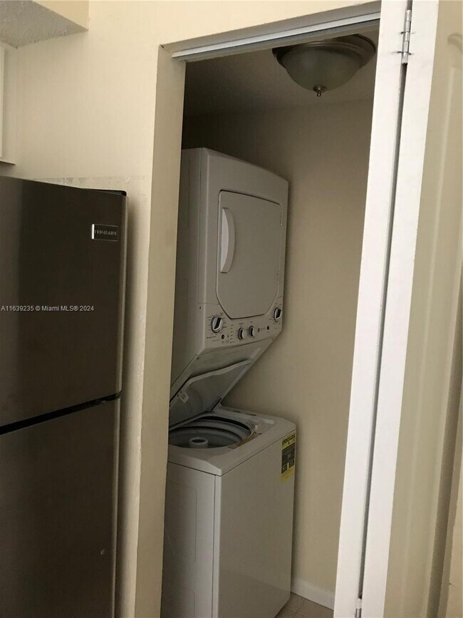 Building Photo - 2 bedroom in Davie FL 33024