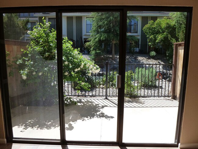 Building Photo - PET FRIENDLY! 2 Bedroom, 1.5 Bathroom Town...