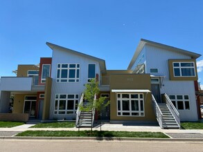 Building Photo - 909 Blondel St