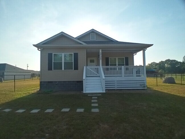 Building Photo - 3725 Pinewood Rd