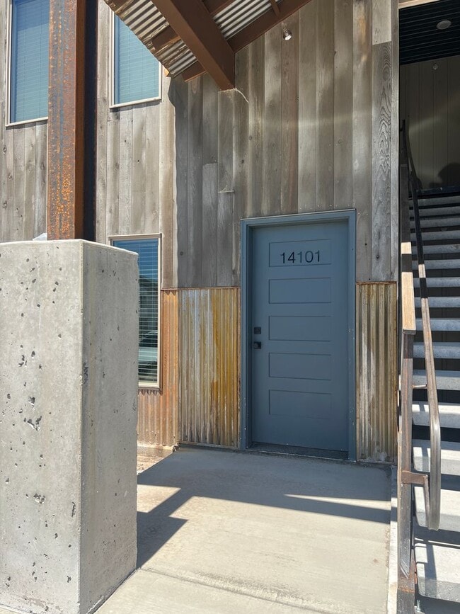 Building Photo - **LEASE TAKEOVER** PLEASE CONTACT CURRENT TENANT: Kendra @ 971-717-4978**2 Bed 1 Bath Unit at Tet...