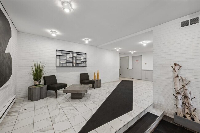 Foto del edificio - 636 W Webster Ave