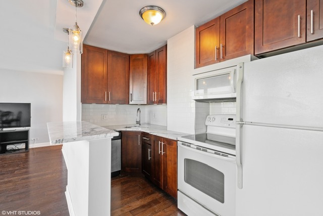 Foto del edificio - 2400 N Lakeview Ave