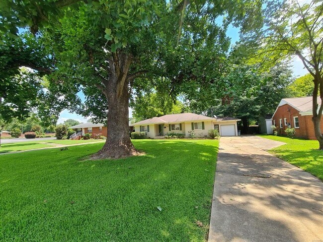Building Photo - Home with no carpet in Morningview School Zone!
