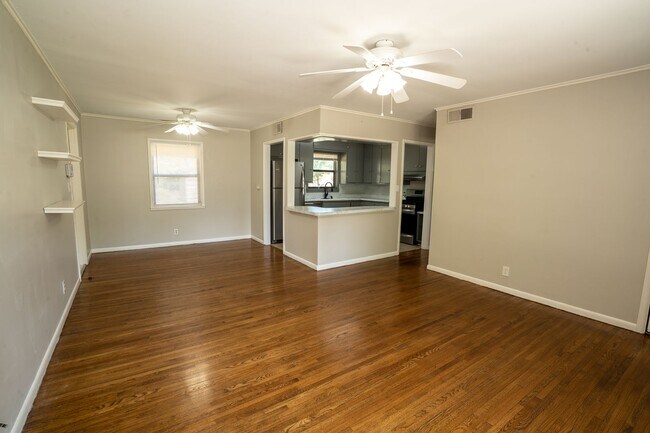 Building Photo - 3 Bed 1 Bath MIDTOWN home!!