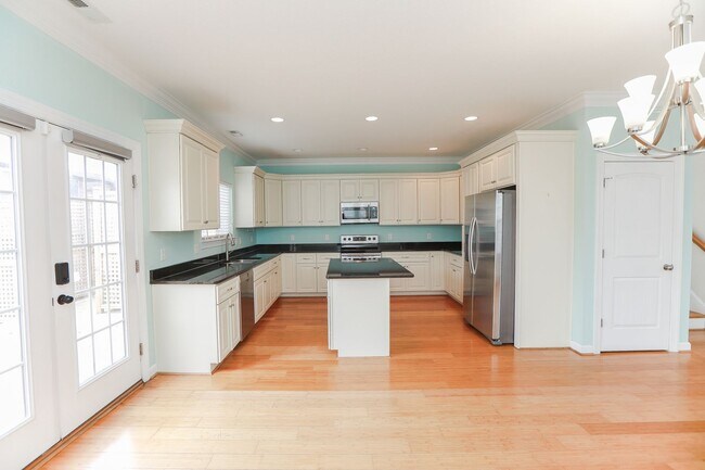 Foto del edificio - Beautiful Move-In Ready craftsman style home in Norfolk!